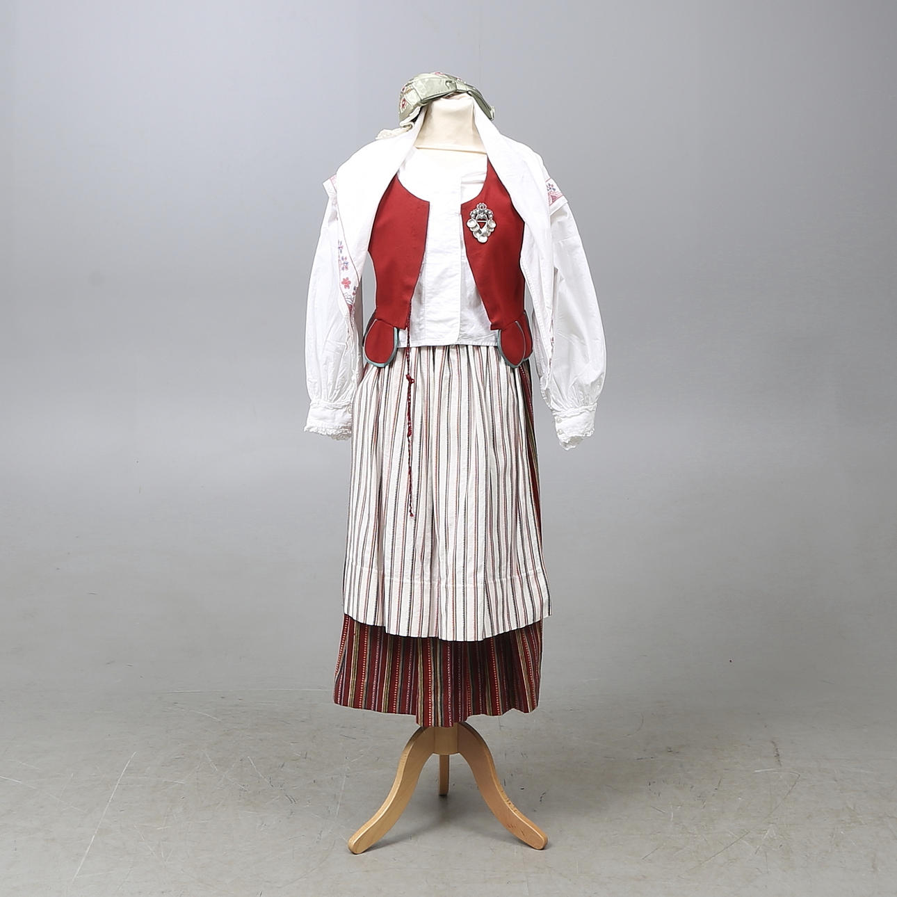 FOLKDRÄKT, 7 delar, Skedevi, Östergötland.