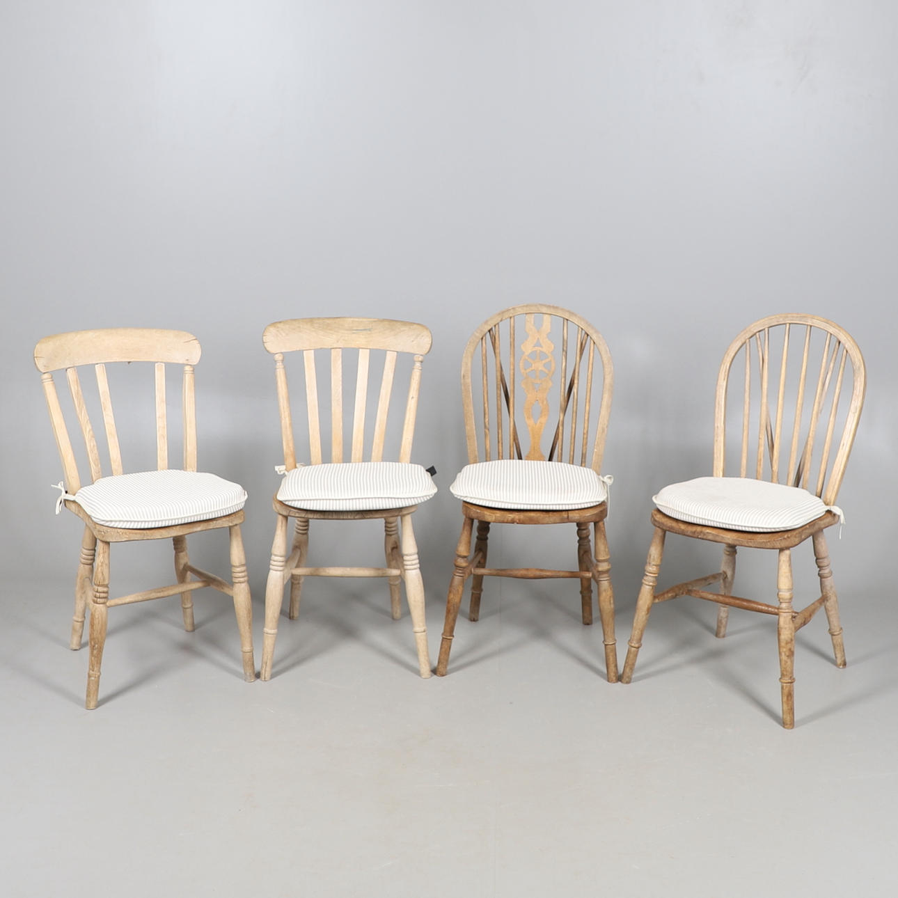 FYRA KÖKSSTOLAR I LANTLIG STIL.