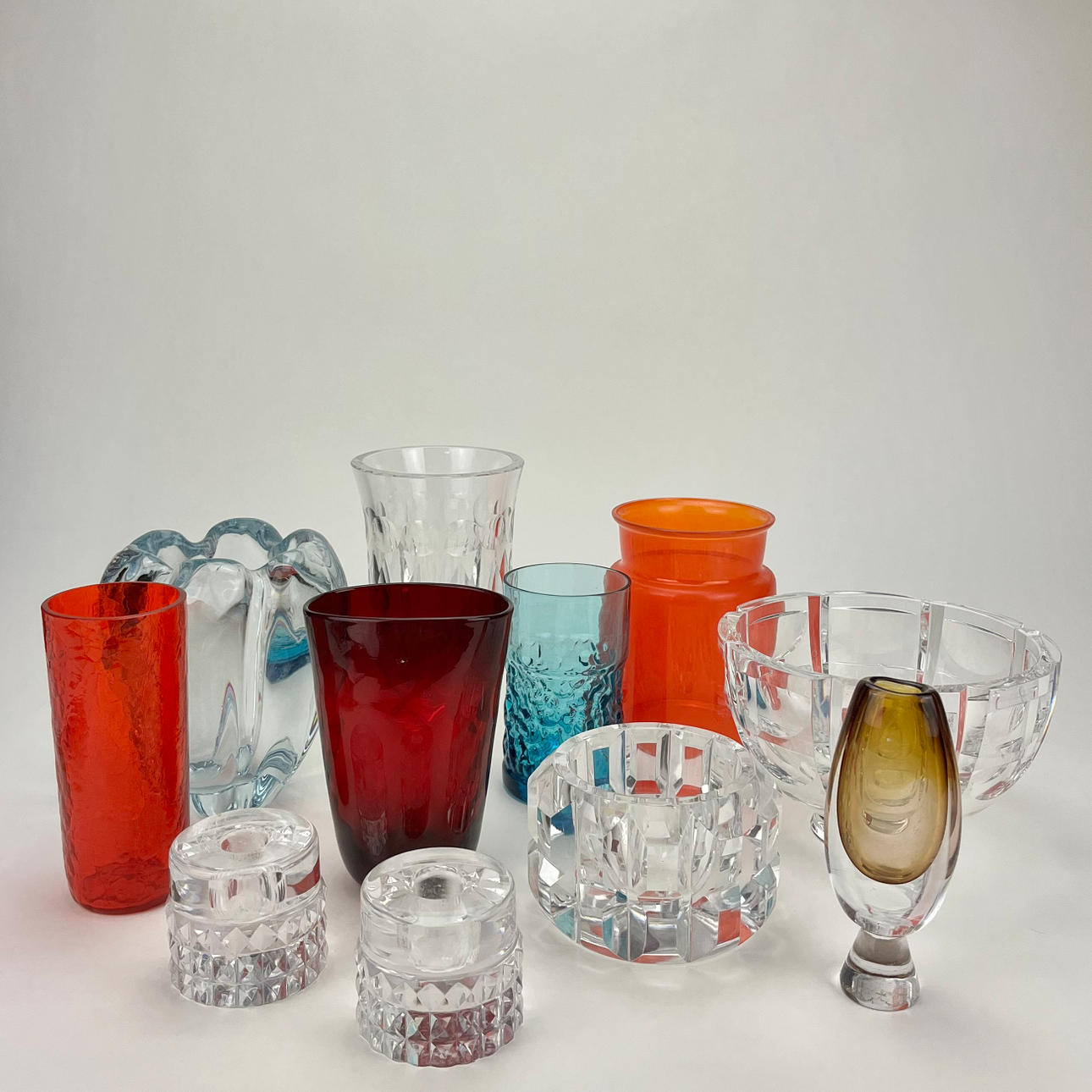 Ein Satz von 11 Glasobjekten, darunter Kosta, Orrefors.
