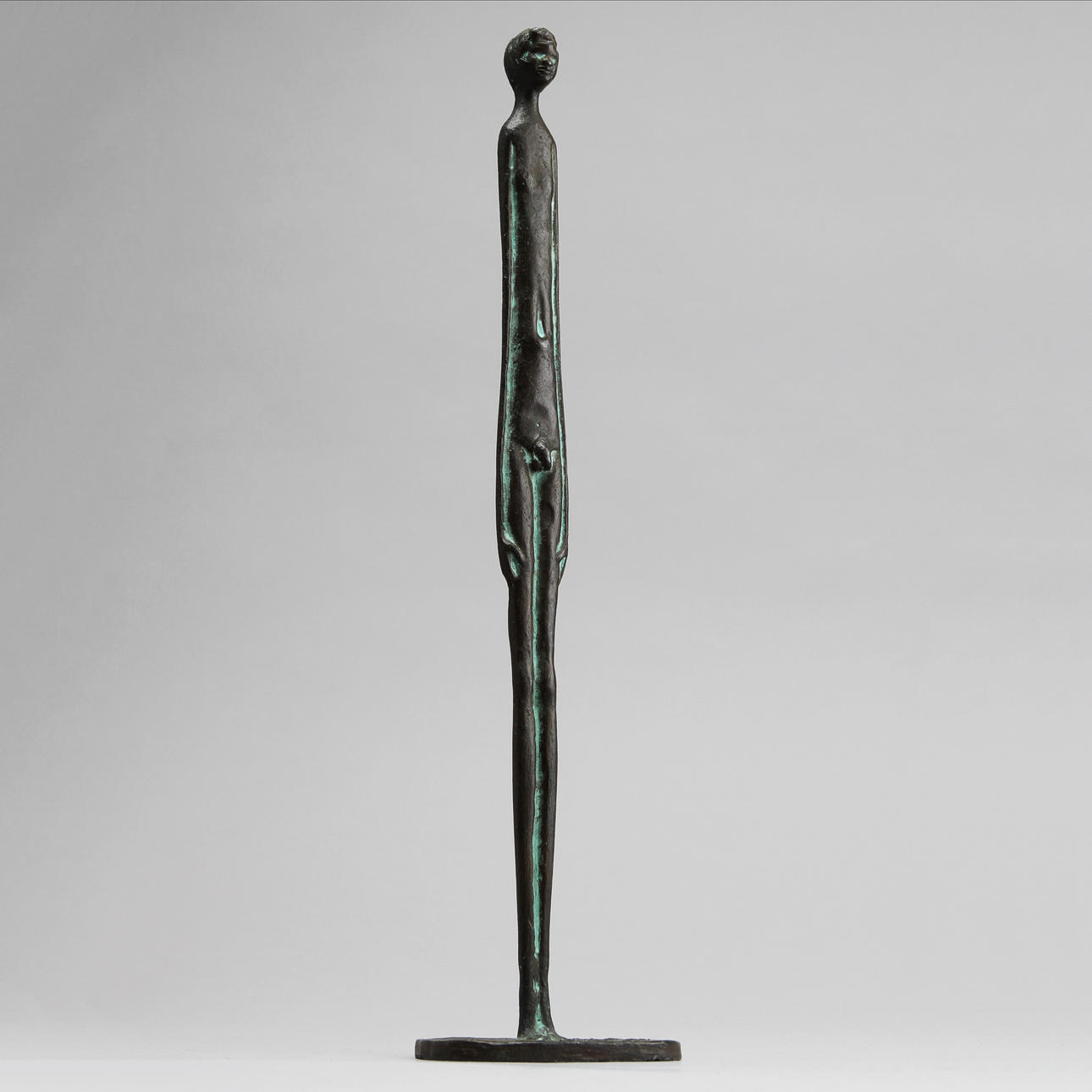 OIDENTIFIERAD KONSTNÄR. Stående figur, patinerad brons.