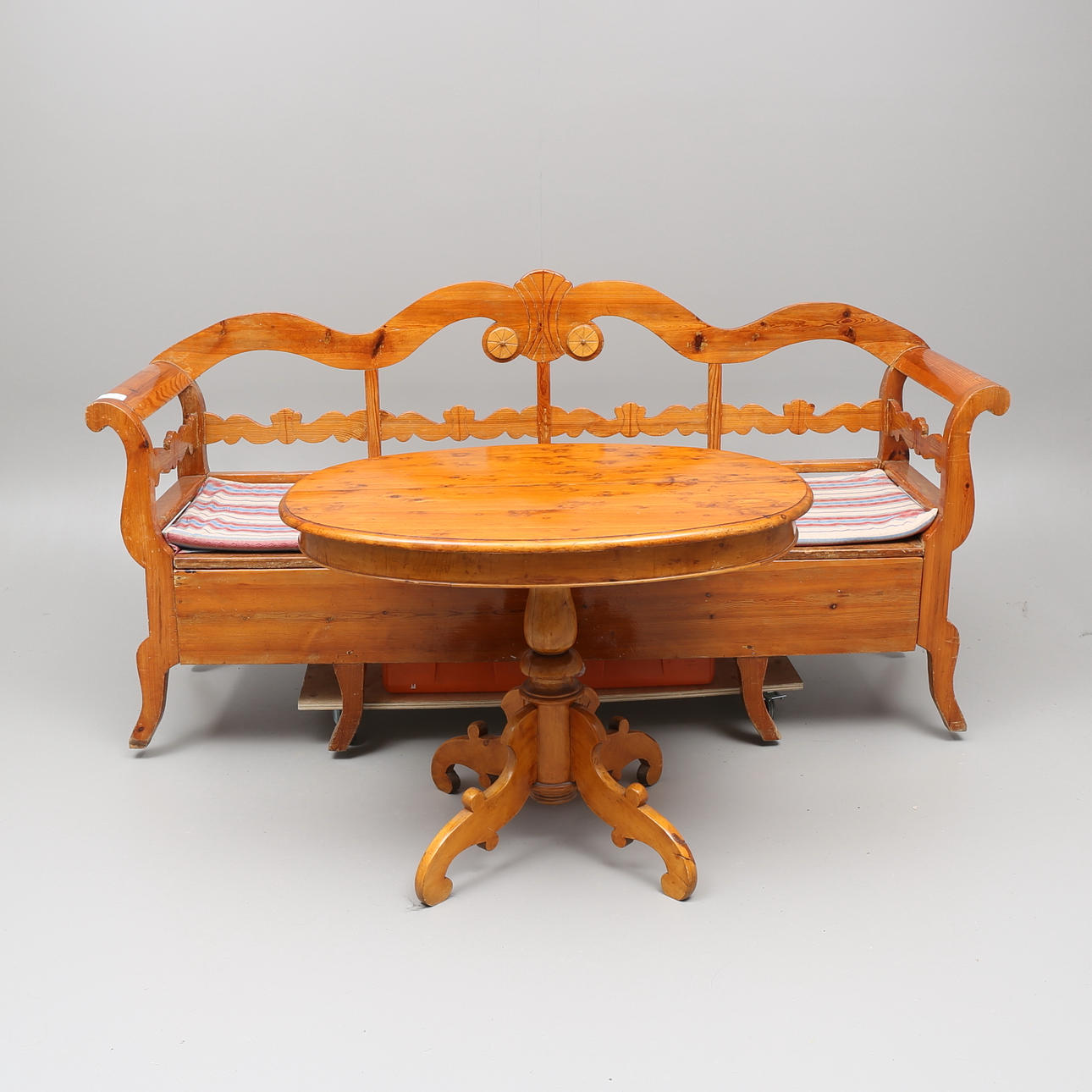 UTDRAGSSOFFA och PELARBORD, 1800-talets andra hälft.