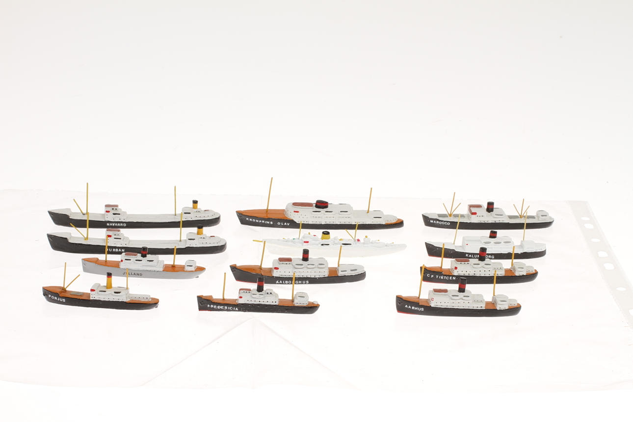 FARTYGSMODELLER PILOT/WIKING 12 civila båtar.