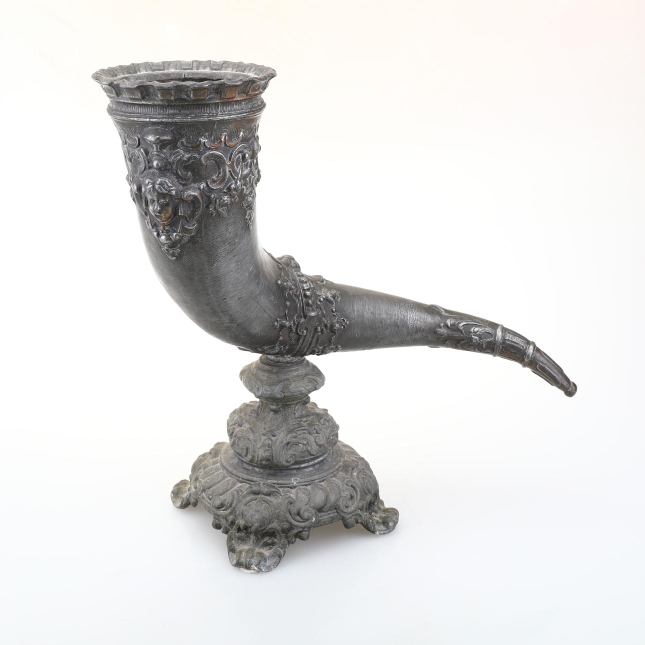 BOCINA METÁLICA PARA BEBIDAS.