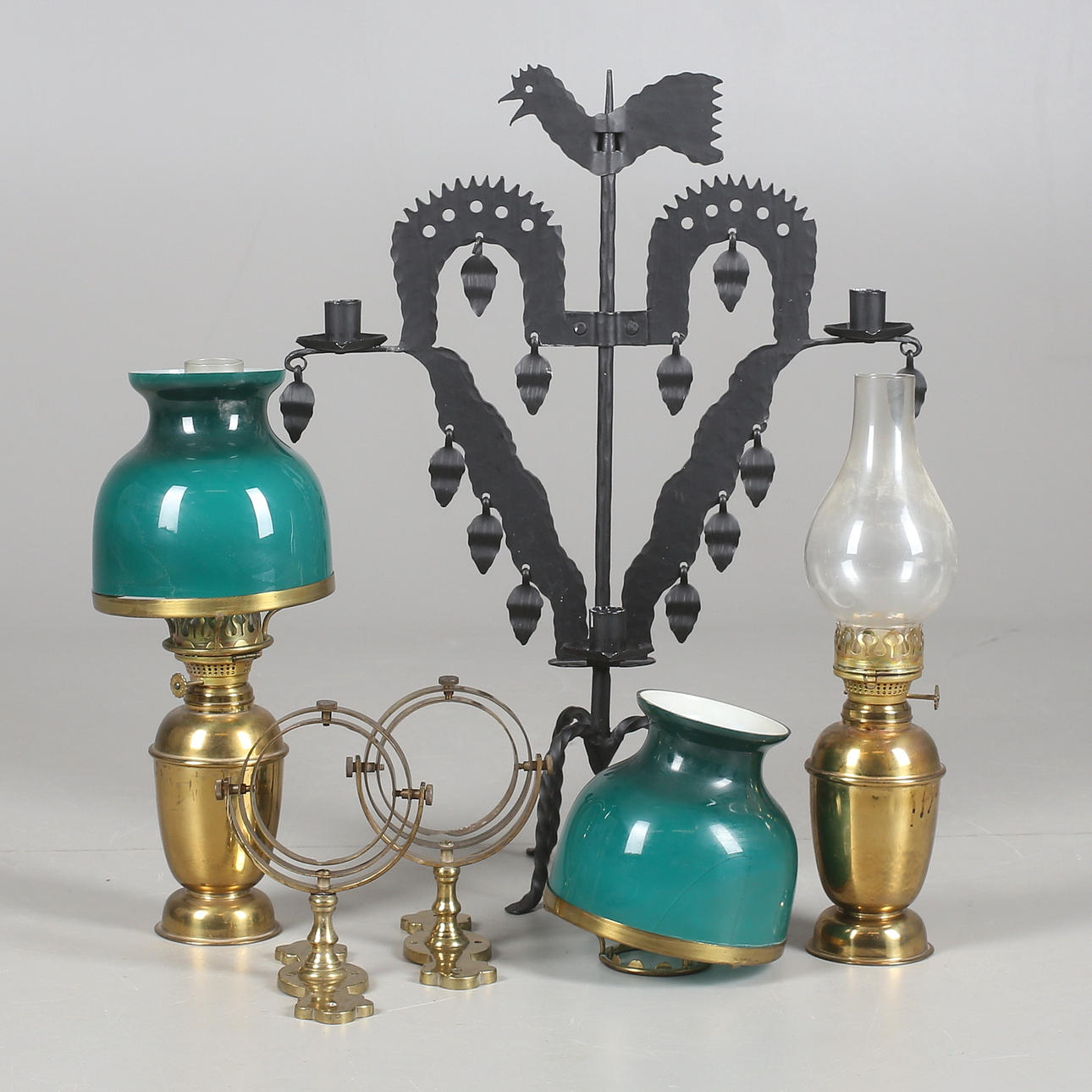 SMIDESLJUSSTAKE samt VÄGGFOTOGENLAMPOR, ett par, 1900-talets andra hälft.