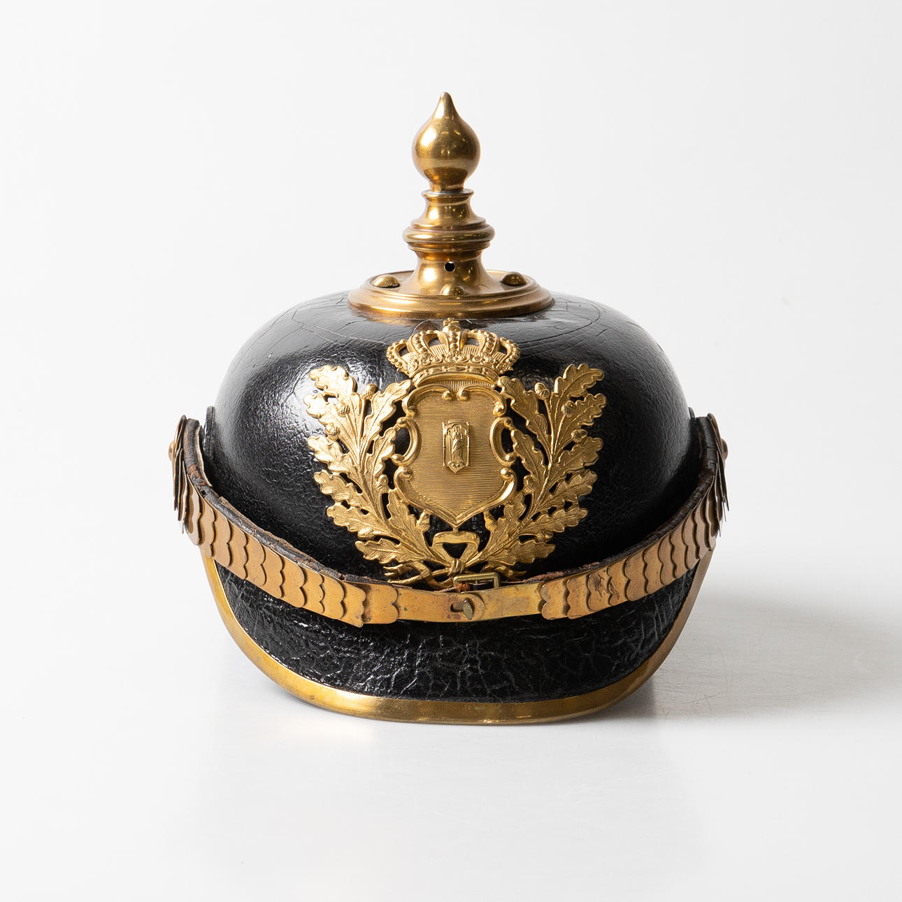 POLISKASK, 1890-års modell, Skövde stadsvapen.