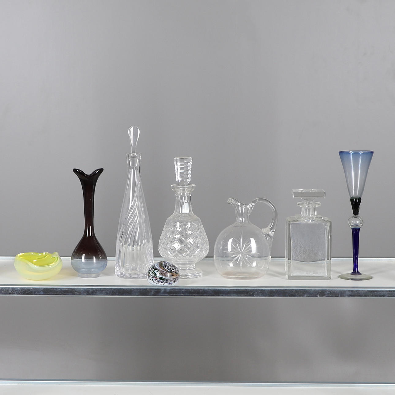 GLASKARAFFER OCH ANNAT GLAS.