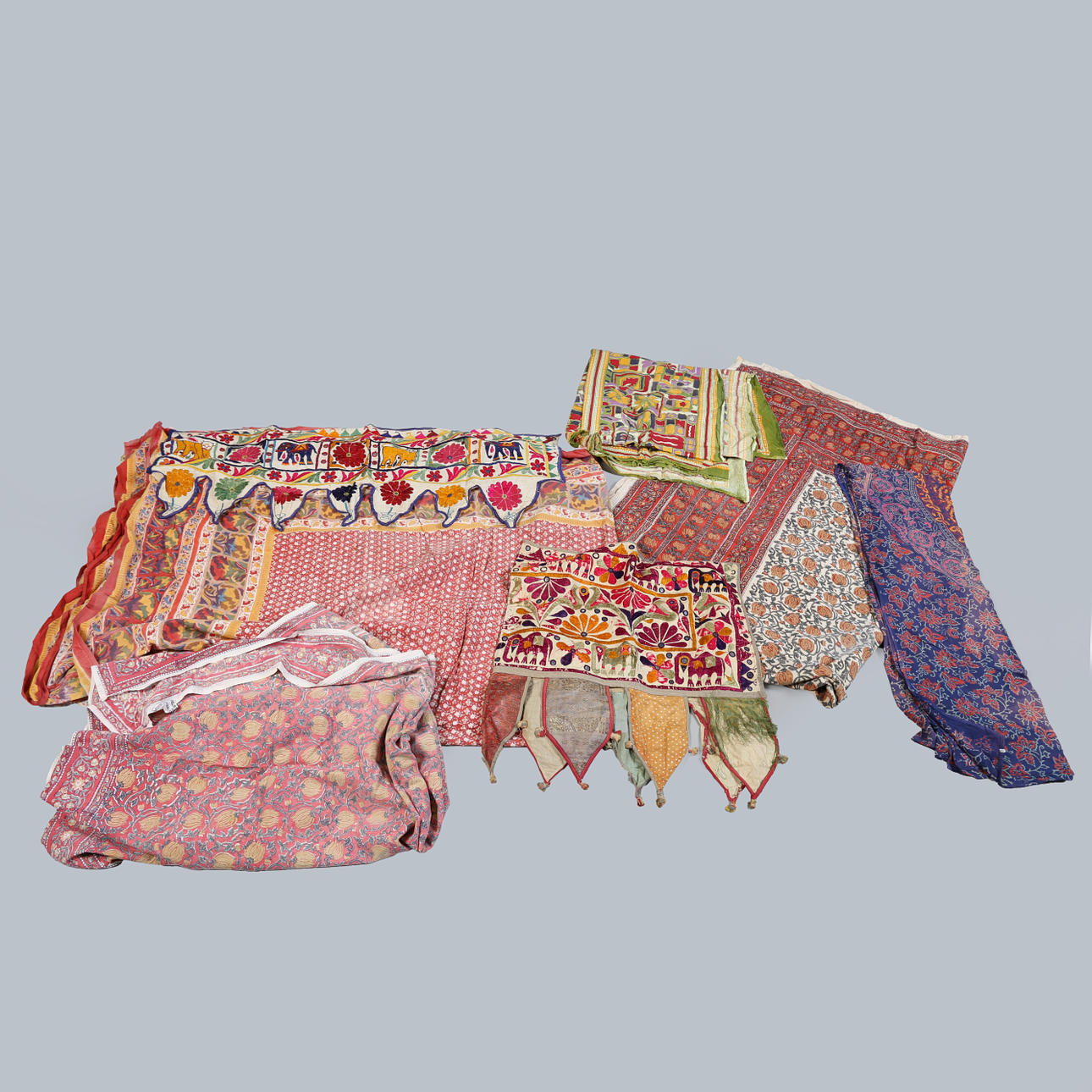 EN MÄNGD INDISKA TEXTILIER, 1900-TALET (7).