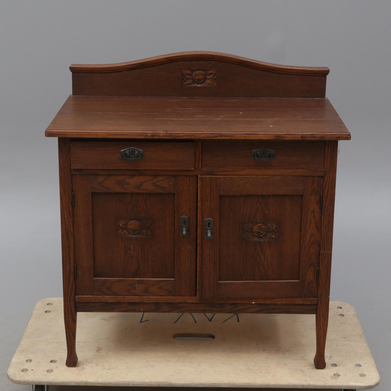 SKÆNK, eg, applet, omkring 1940.