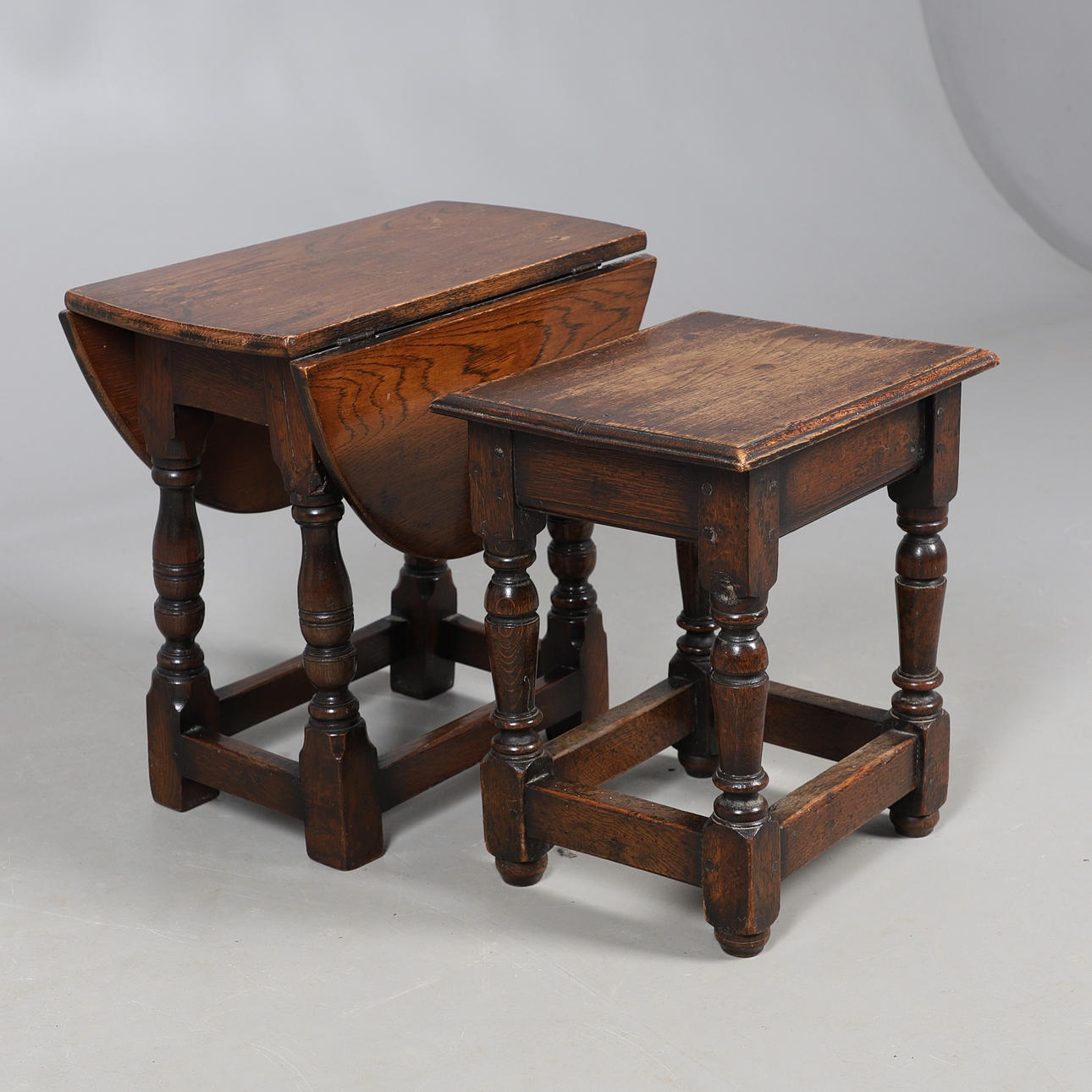 TO SMÅ EGETRÆSBORDE.