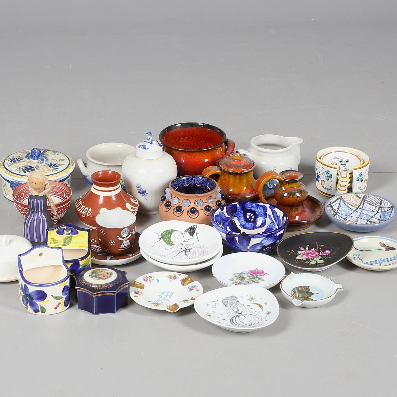 PARTI KERAMIK, med mera, ca 28 delar, 1900-tal.