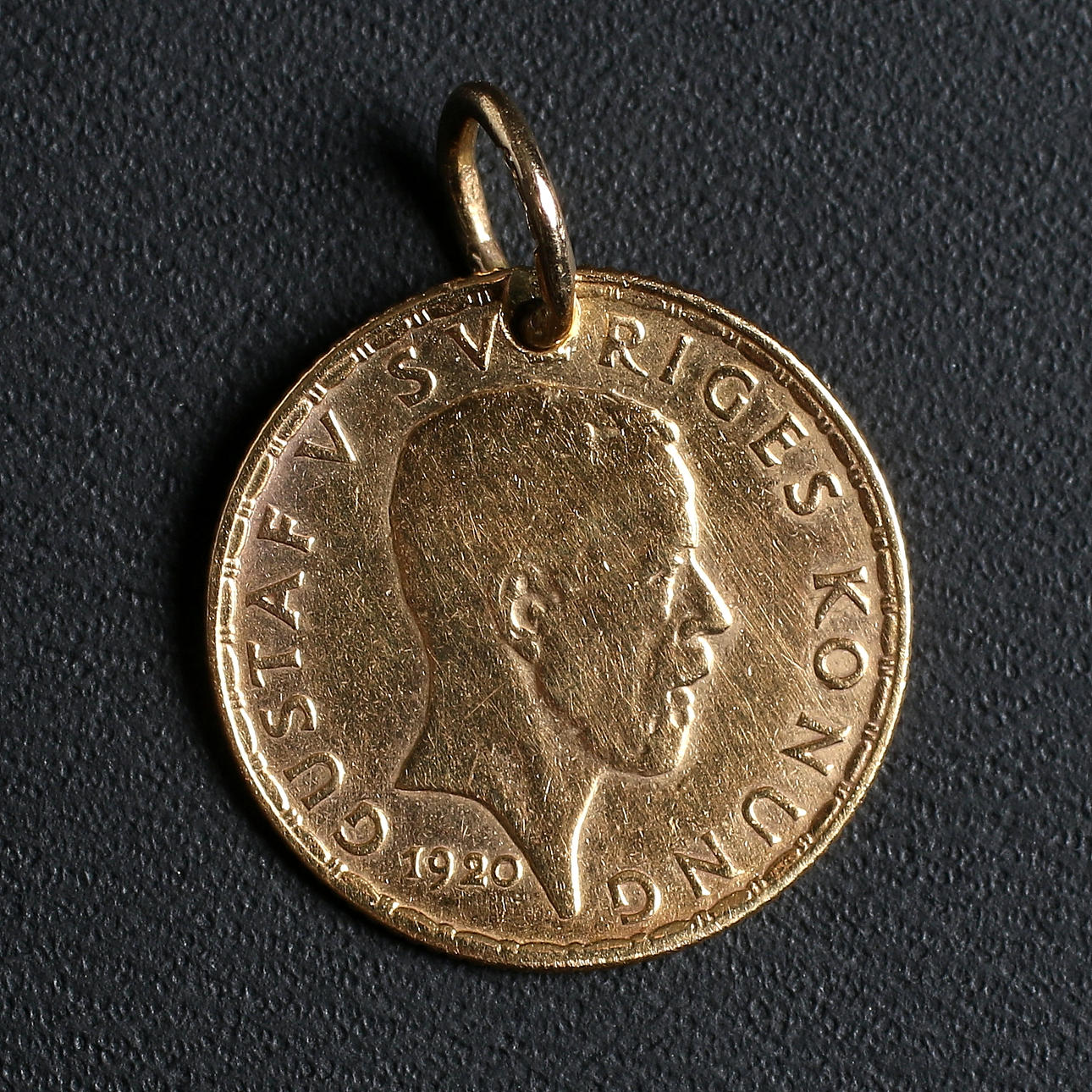 HÄNGE, 21,6K guld, i form av myntet "5 kronor - Gustav V, 1920". Vikt 2 gram.