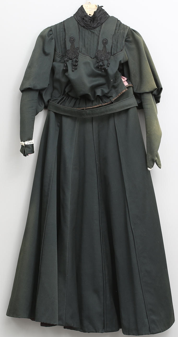 BRUDKLÄNNING, sent 1800-tal.