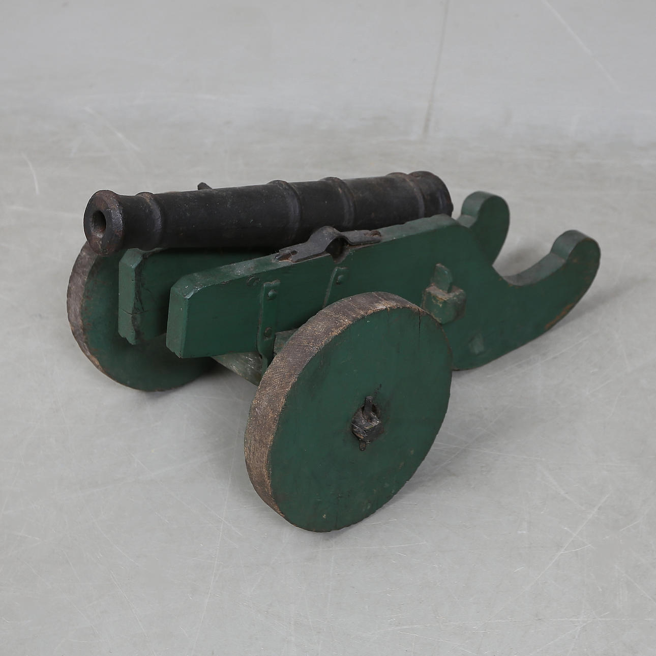 A 20th-century cast iron salutcannon.