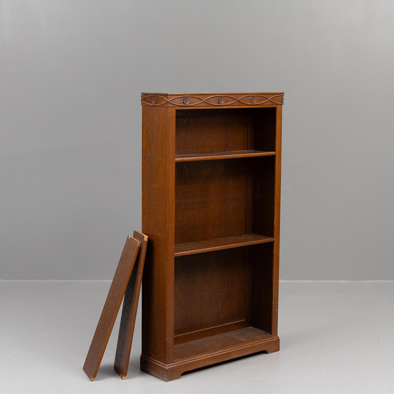 Bücherregal aus Eichenholz, frühes 20. Jahrhundert.
