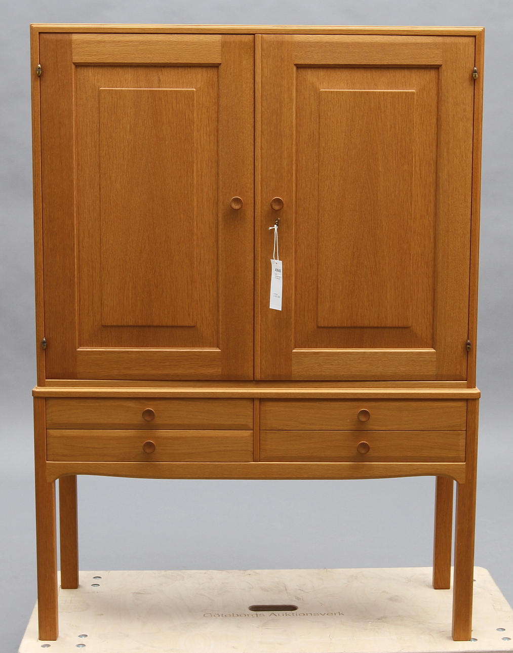 SKÅP. "Oktober", ek, Carl Malmsten.