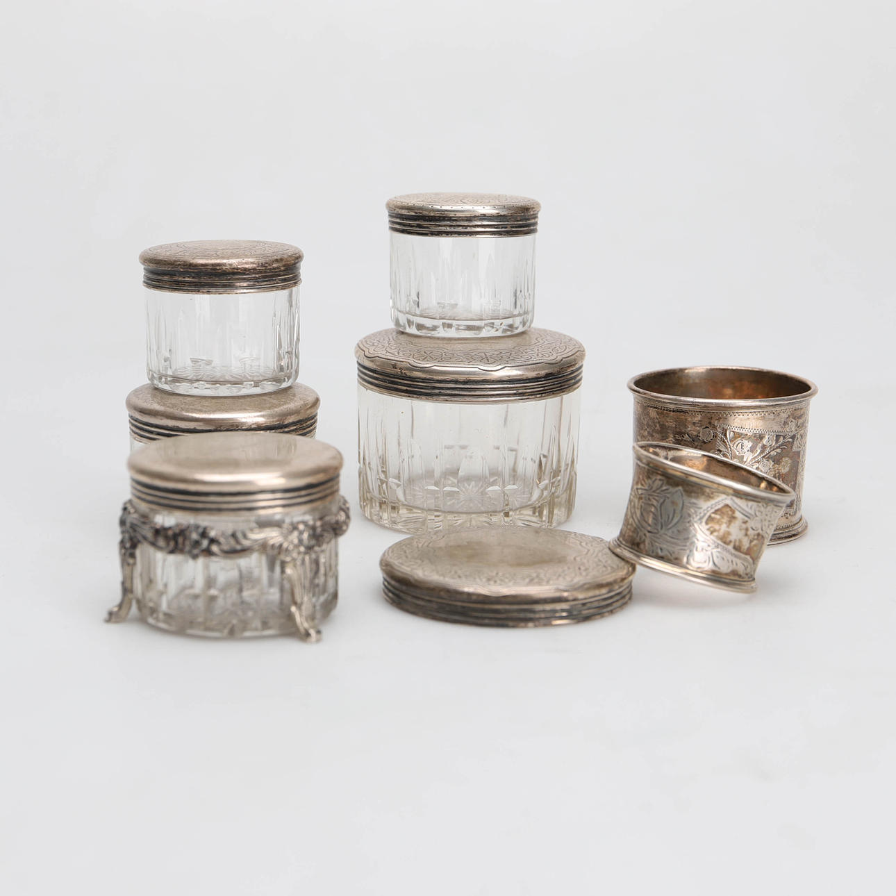 BOXES and NAPKIN RINGS, 5+2 pcs, in glass with silver lid, 2 different models.