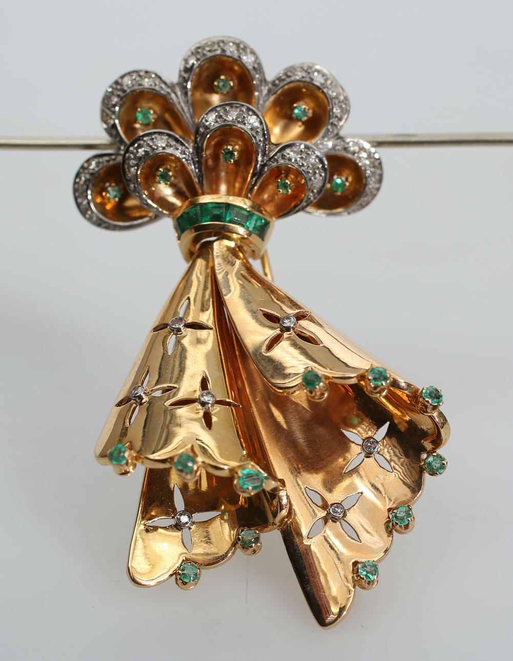 BROSCH, 18K guld och vitguld, smaragder och diamanter, Juvelfabriken AB, Stockholm, 1946, total vikt 24,6 gram.