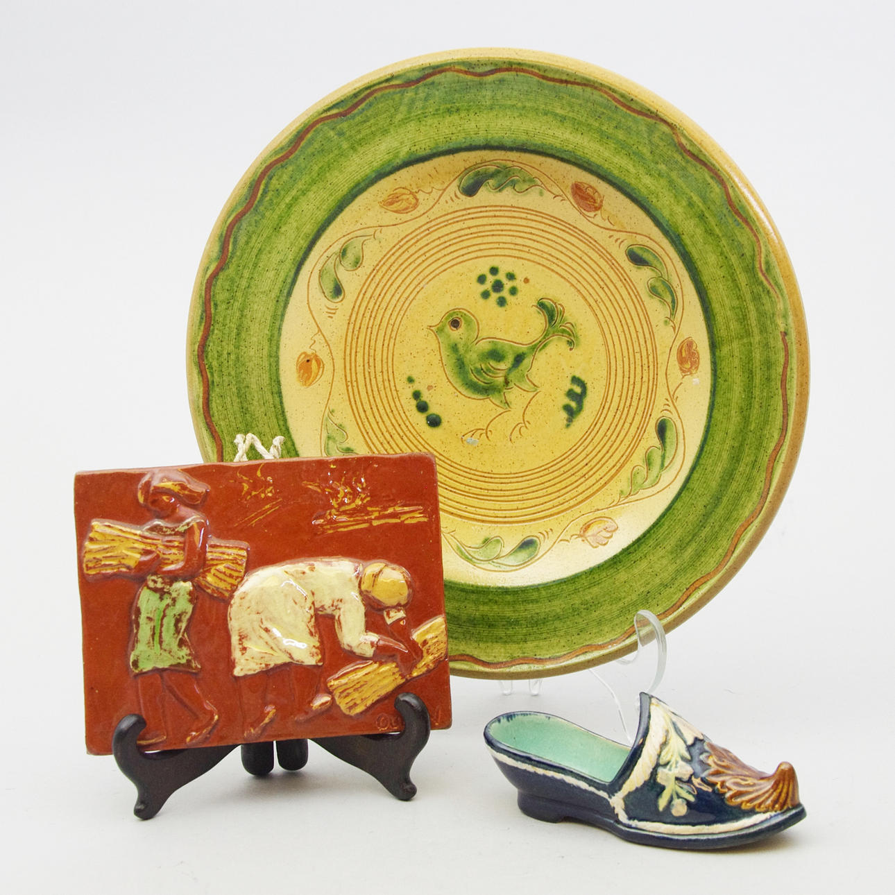 FAT, RELIEF SAMT MINIATYRTRÄSKO, keramik.