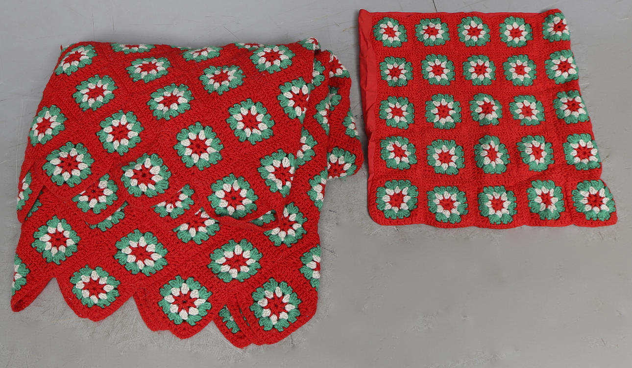 PLÄD och KUDDFODRAL, virkad, 1900-tal, ca. 50X50-212X152 cm.