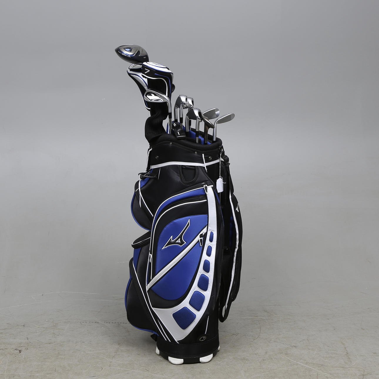 GOLFSET, 15 delar, järnklubbor, träklubbor, putter, bag, Mizuno.