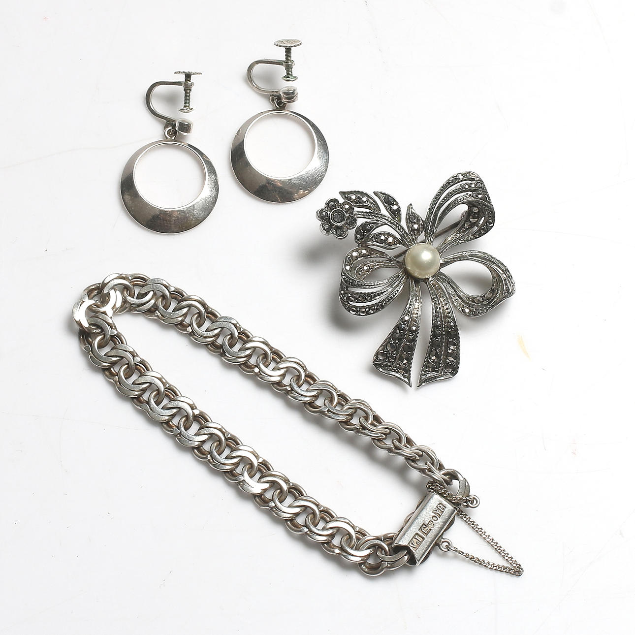 ARMBAND, BROSCH, ÖRHÄNGEN, 4 delar, silver. Bl.a. Vikstor Janson. Vikt 34 gram.