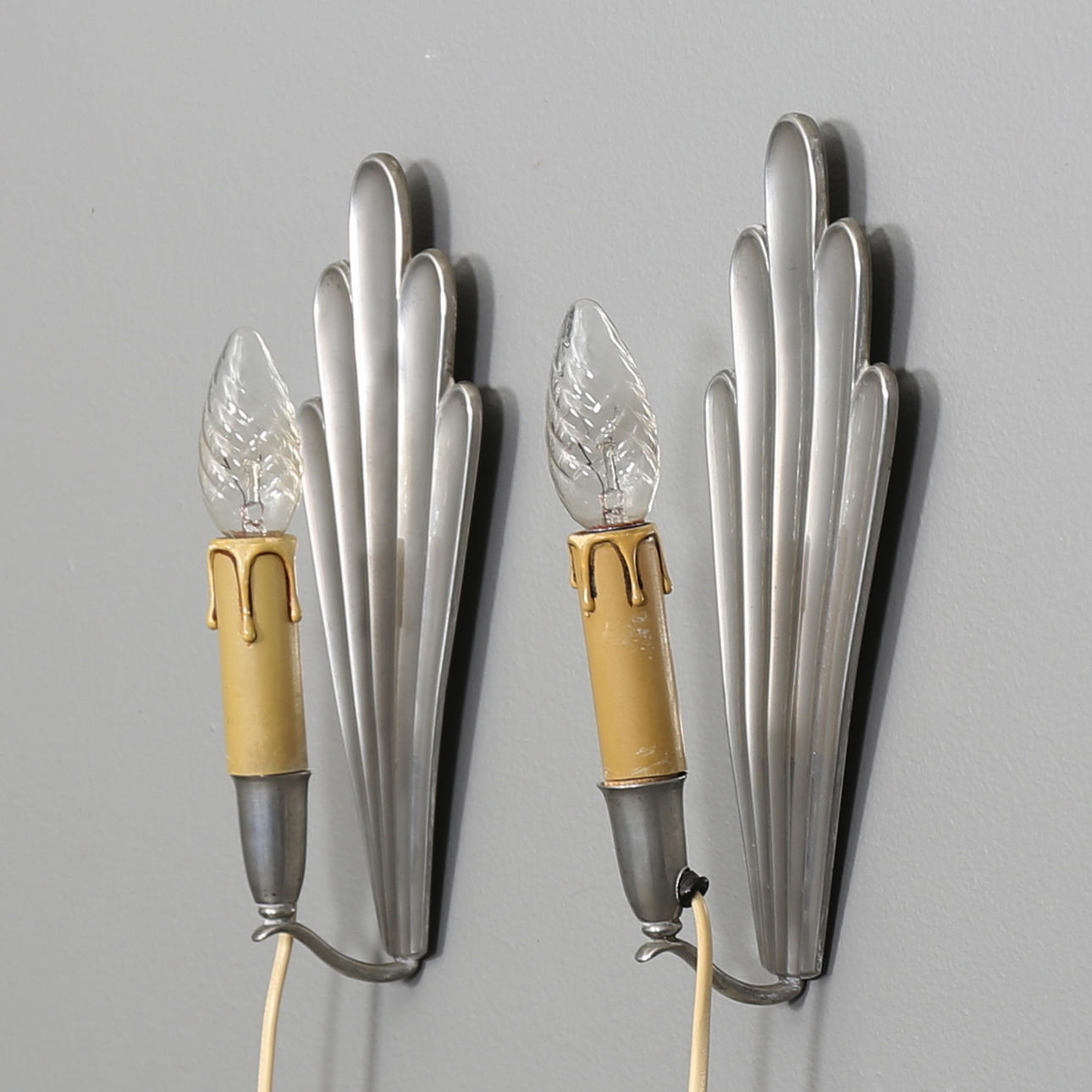 VÄGGLAMPETTER i tenn, ett par, CG Hallberg, 1931.