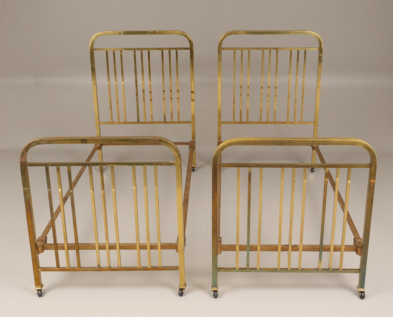 SÄNGSTOMMAR, 2 st, mässing, tidigt 1900-tal, på hjultrissor.