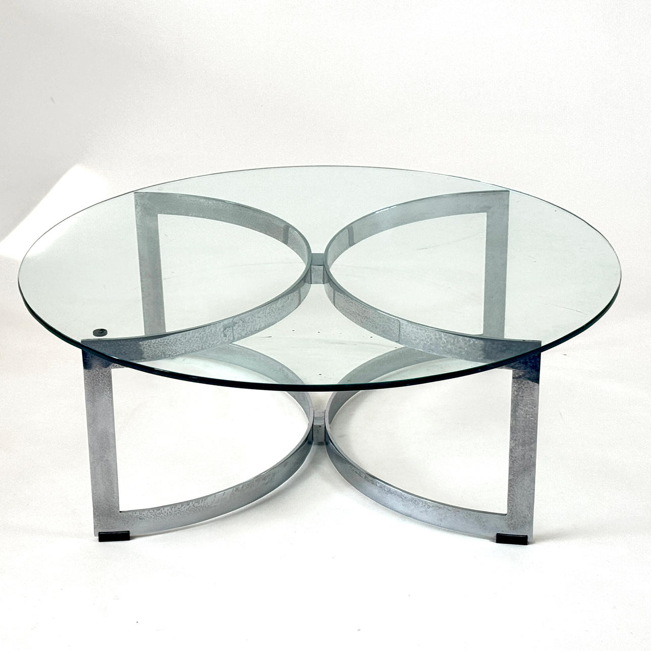 MESA DE CAFÉ CIRCULAR RETRO CON TAPA DE CRISTAL.