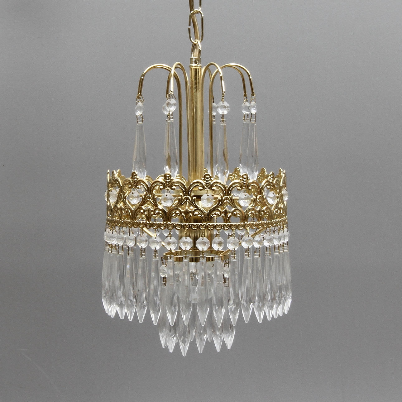TAKLAMPA med prismor, 1900-talets andra hälft.