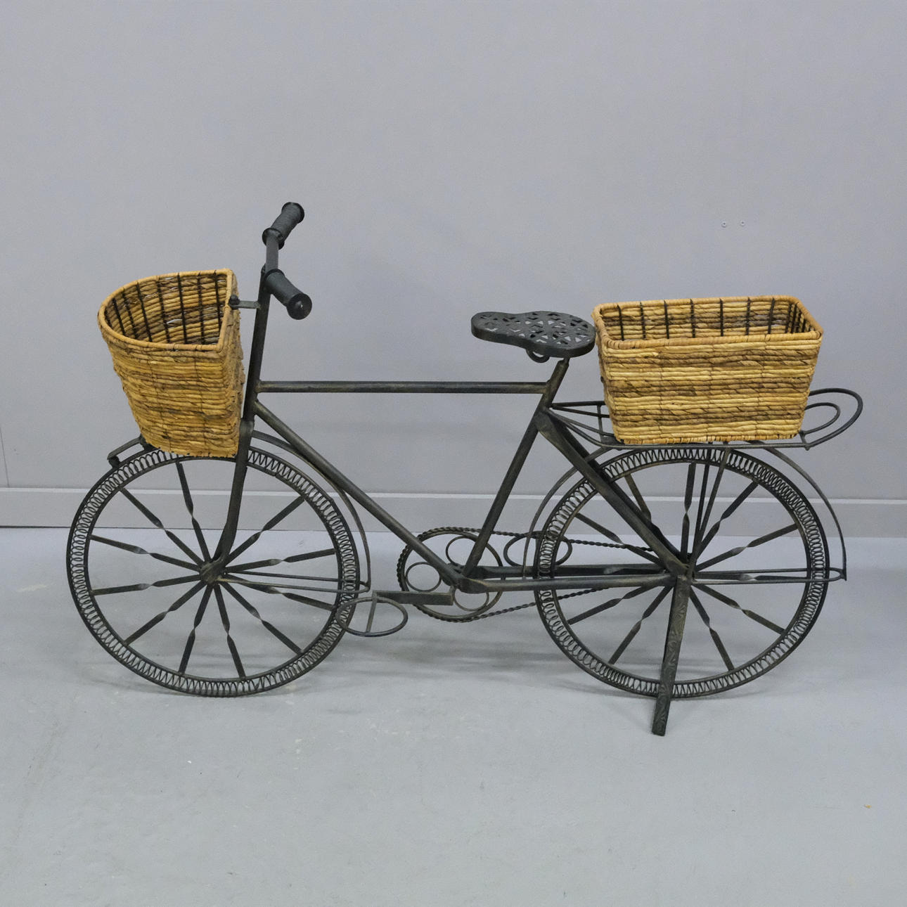 BLOMSTERSTAND IFORM AF EN CYKEL.