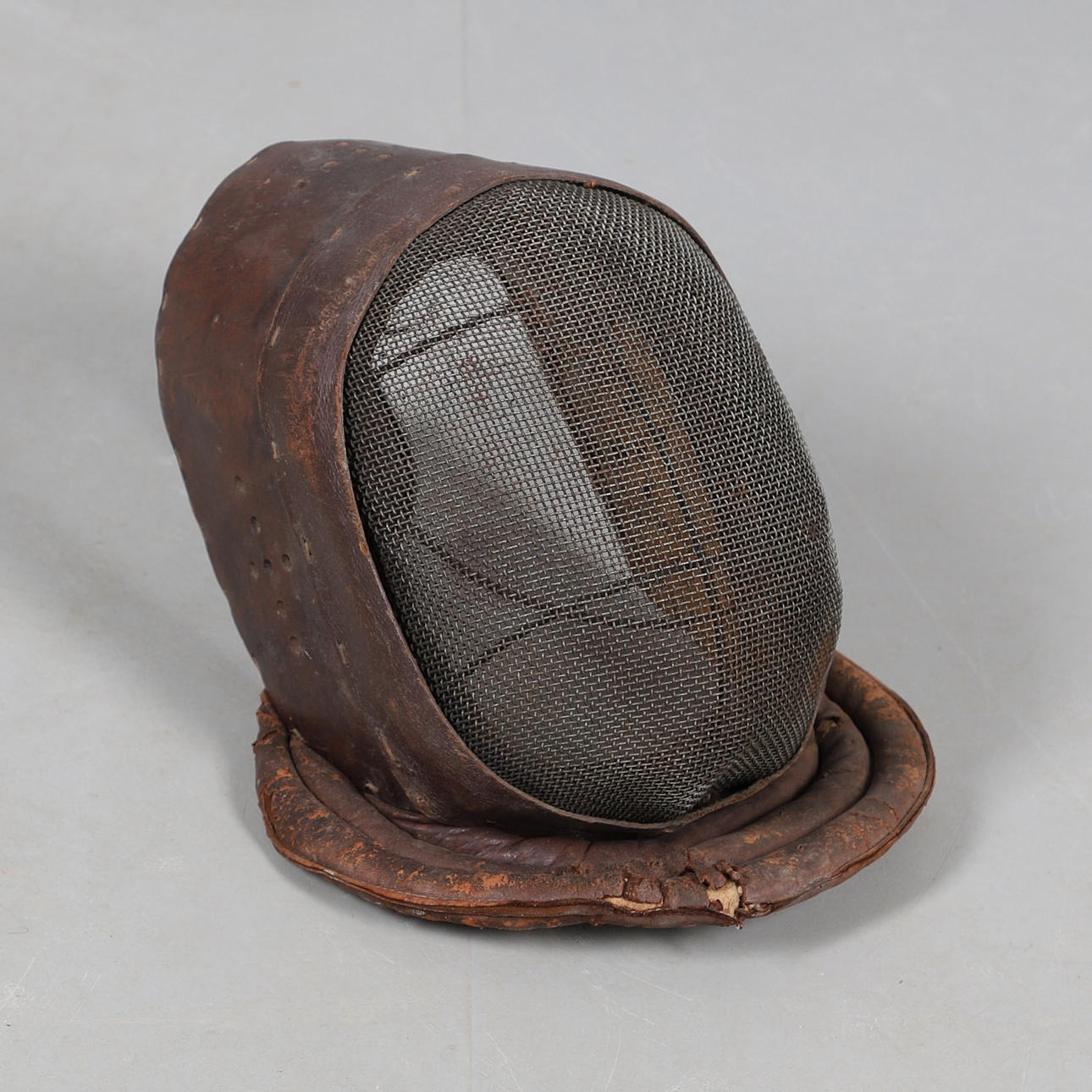 UN CASCO DE ESGRIMA VINTAGE.