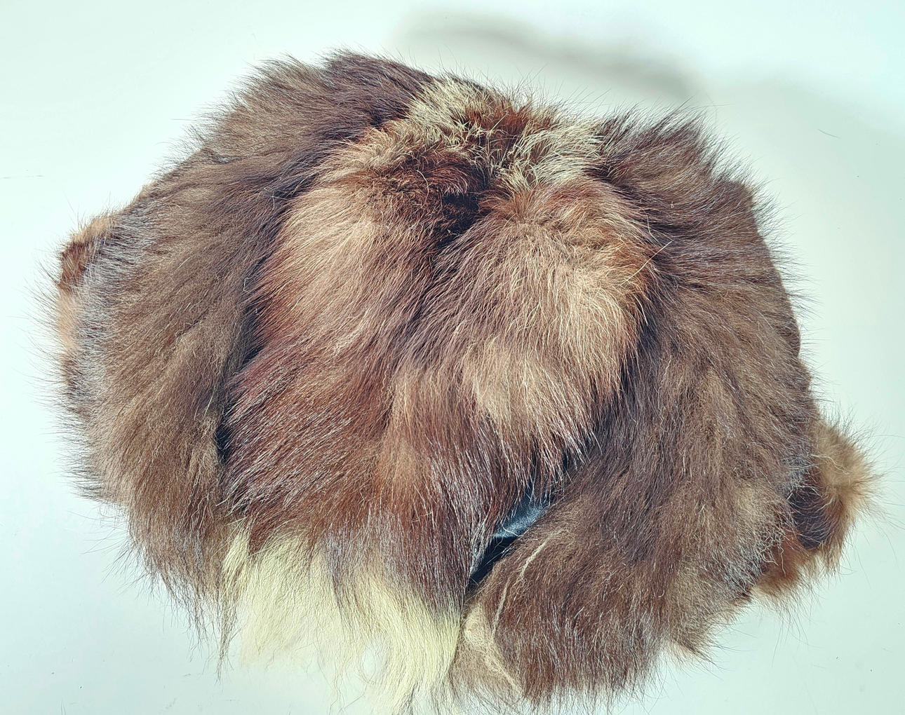 VÄRMA HÄNDERNA PÅ HUDEN. OMKRING 1940.