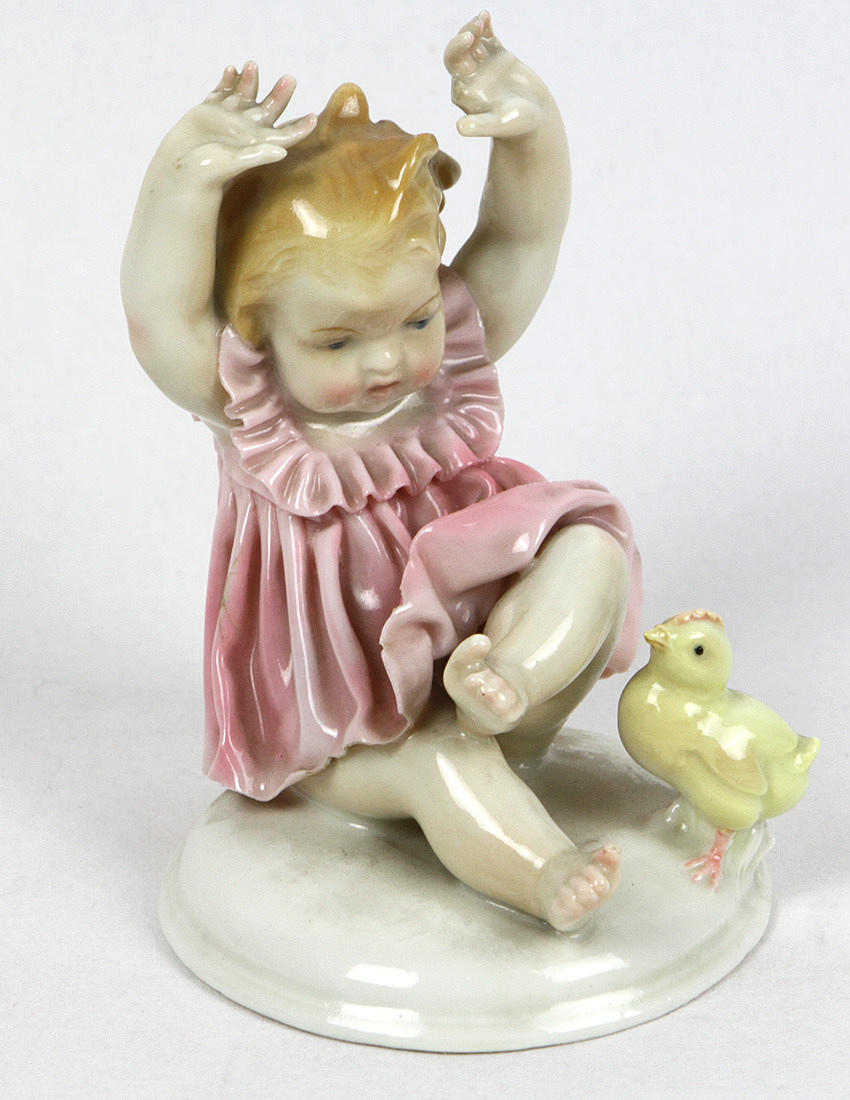 SKULPTUR, flicka med brud, handmålade, ens porslin.