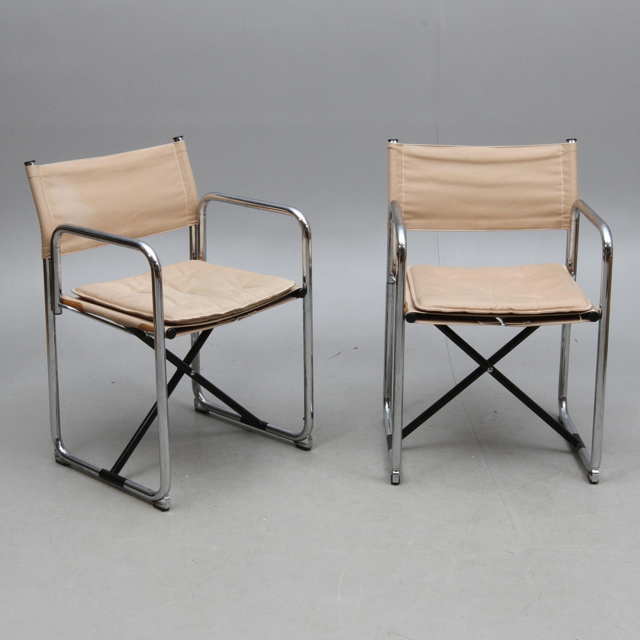 REGISSÖRSSTOLAR, 1 par, Börje Lindau och Bo Lindekrantz för Lammhults, 1900-talets andra hälft.