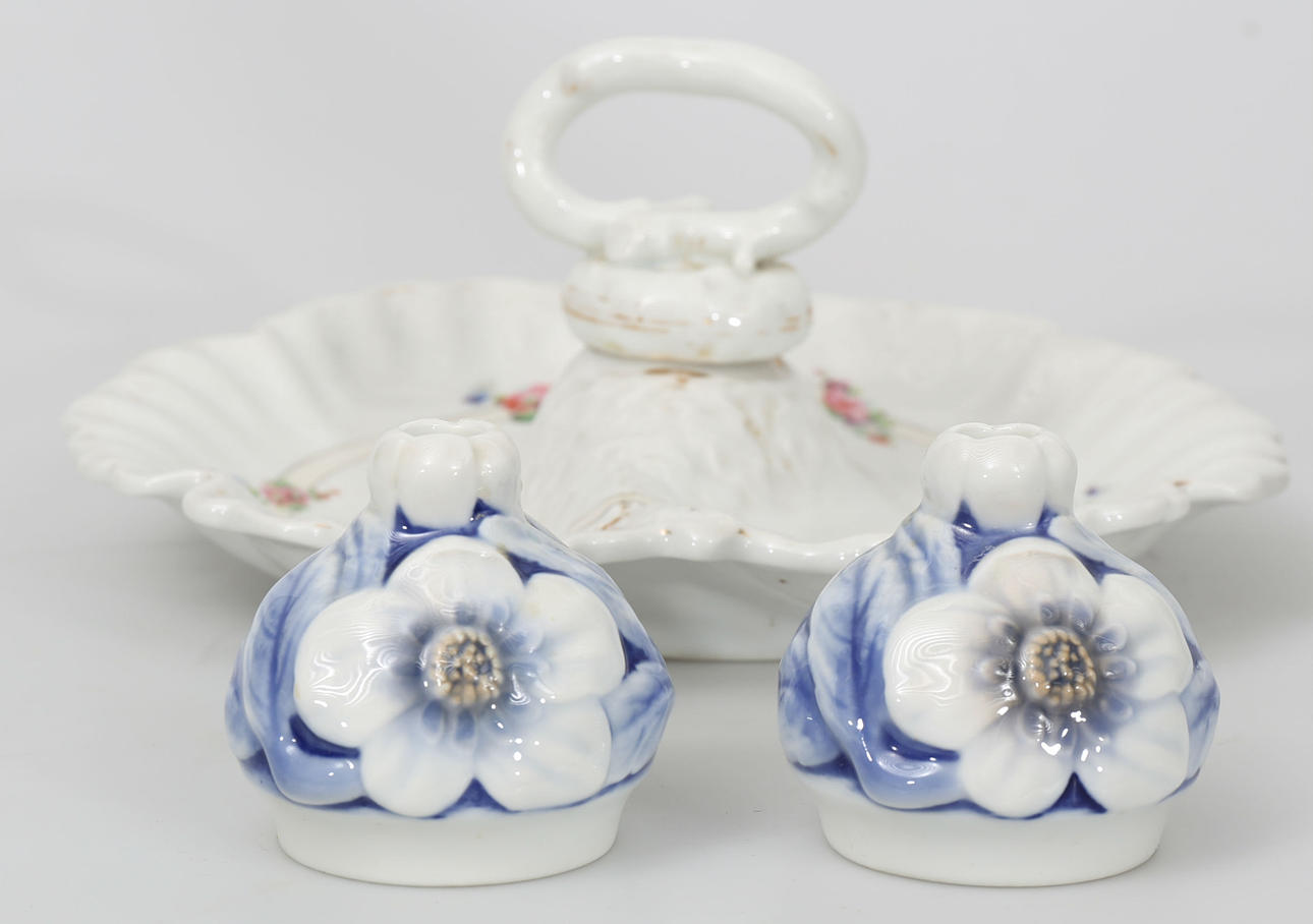 LJUSSTAKAR OCH SERVERINGSFAT, porslin, 3 delar, bland annat Bing & Gröndahl.