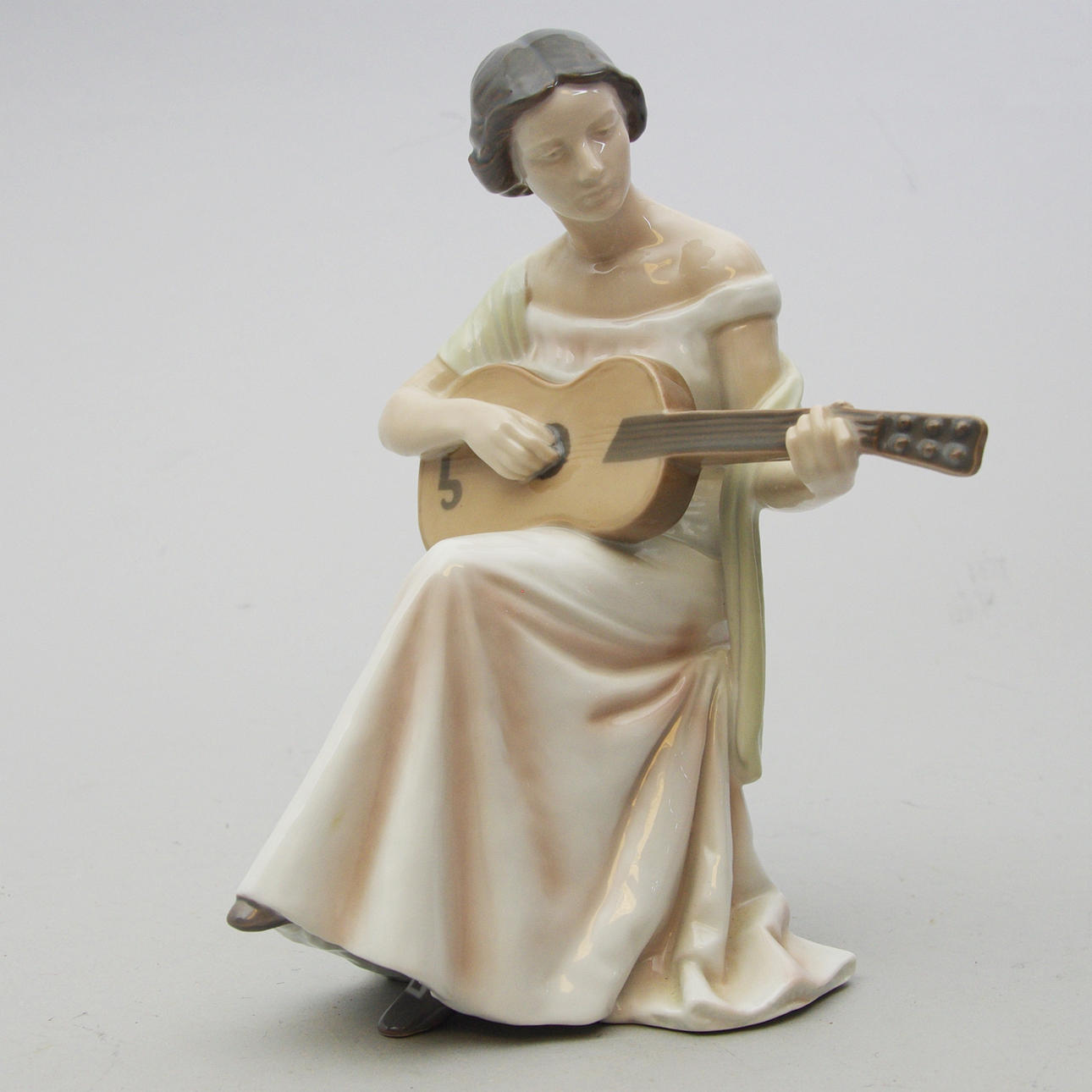 FIGURIN, kvinna med gitarr, Bing & Gröndal.