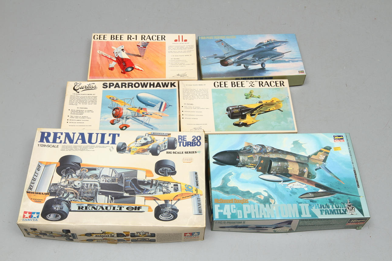 PLASTBYGGSATSER, 6 stycken i kartonger, 5 flygplan och en racerbil.