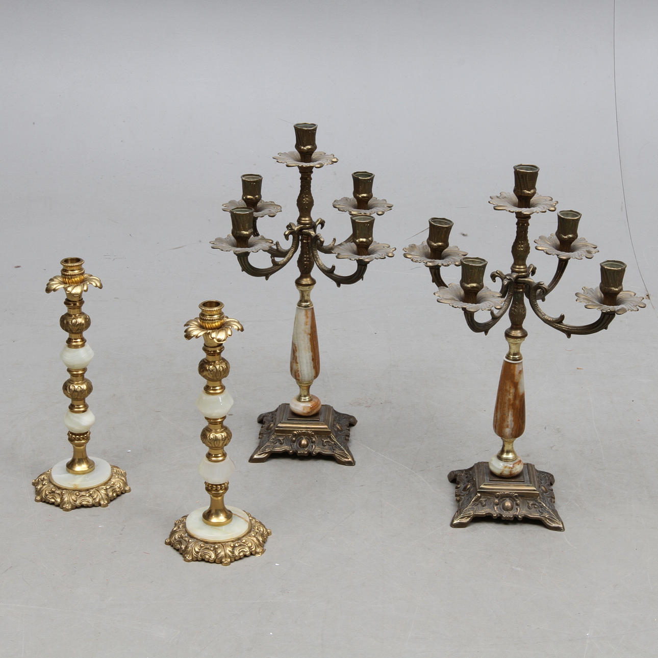 KANDELABRAR 1 par samt LJUSSTAKAR 1 par, 1900-talets andra hälft.