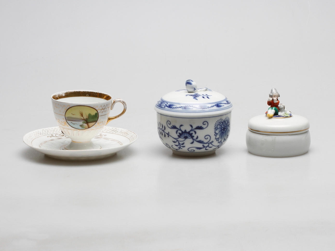 PORSLINSFÖREMÅL, 3 delar, bl.a. Meissen, 1900-tal.