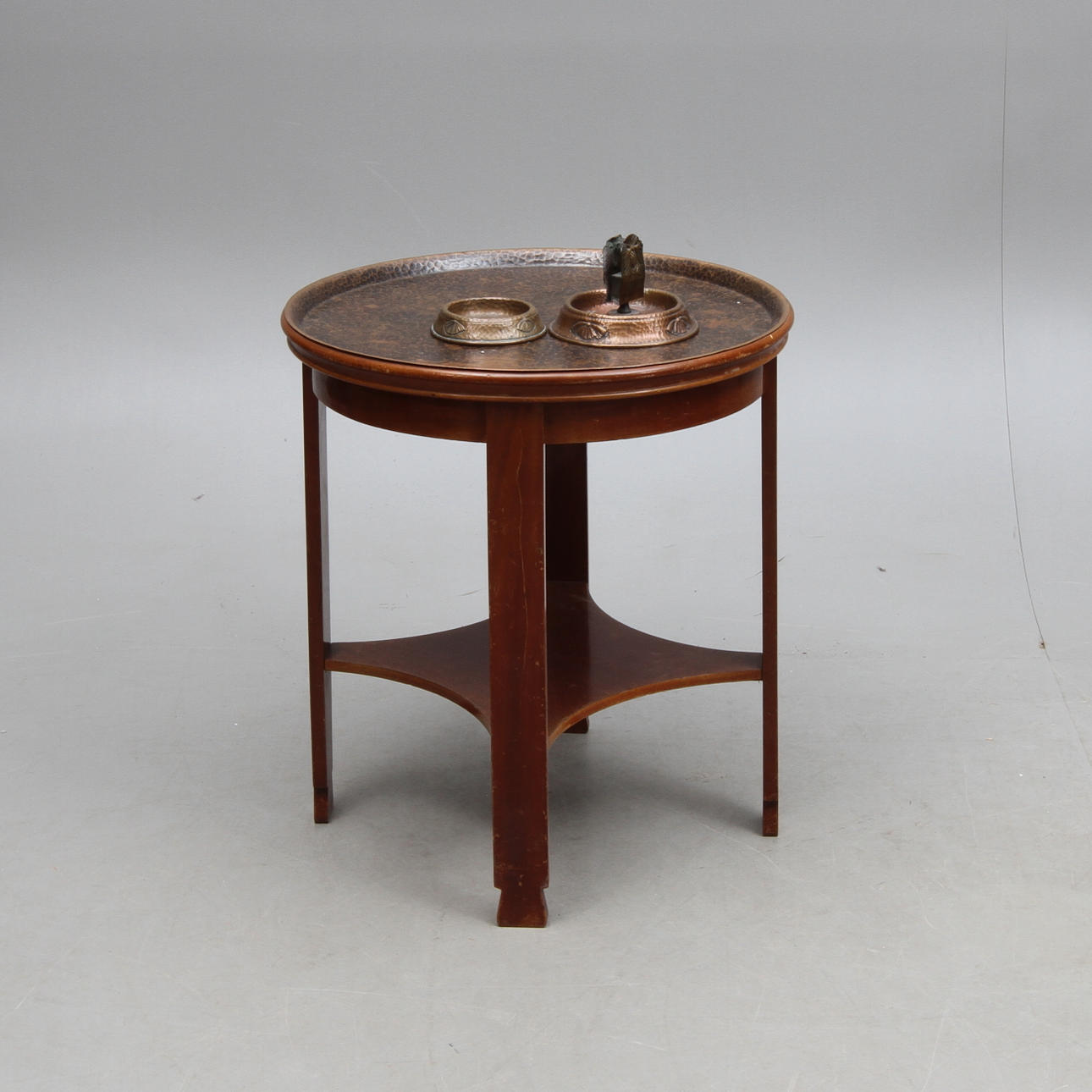 RÖKBORD, jugend, med 2 st askfat, 1900-talets början.