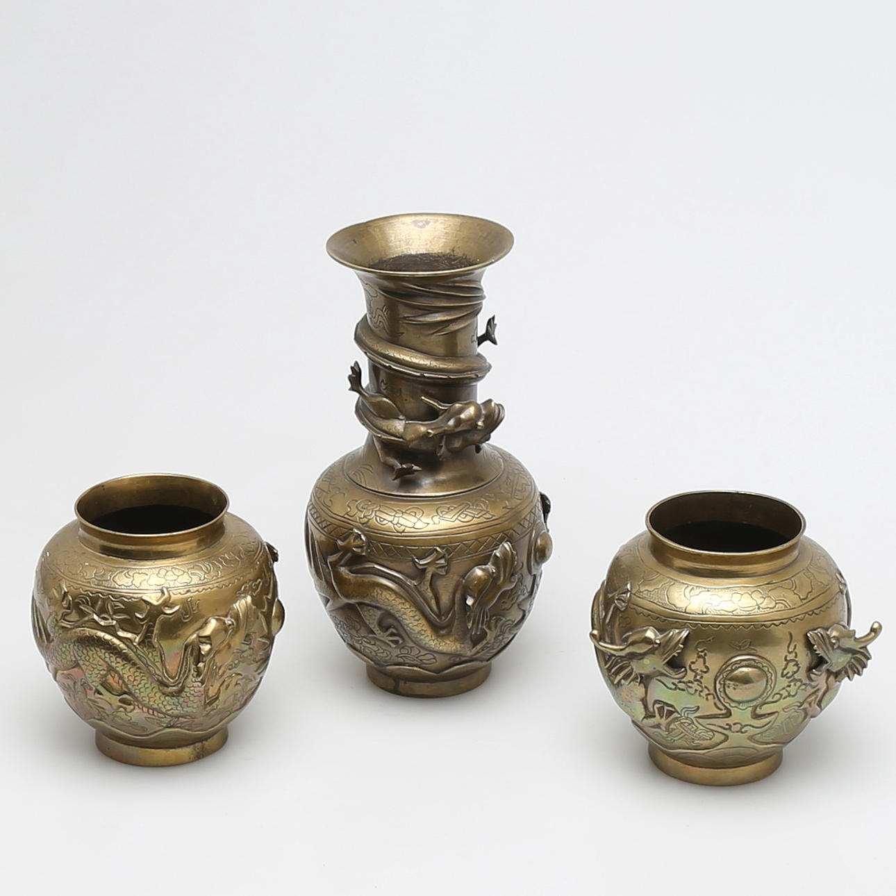 VAS och URNOR, 3 st, mässing, sen Qing-dynasti eller republik.