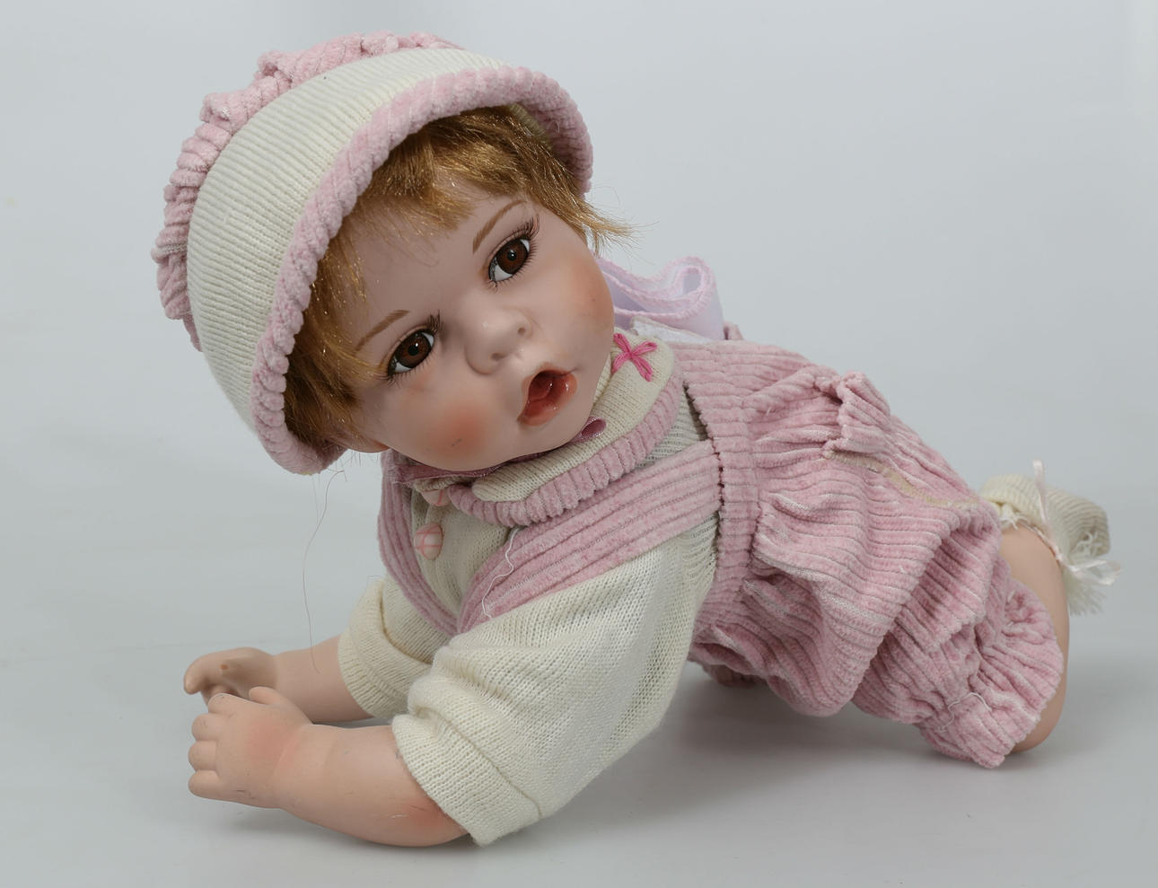 DOCKA, porslin, samlardocka, 1900-2000-tal.