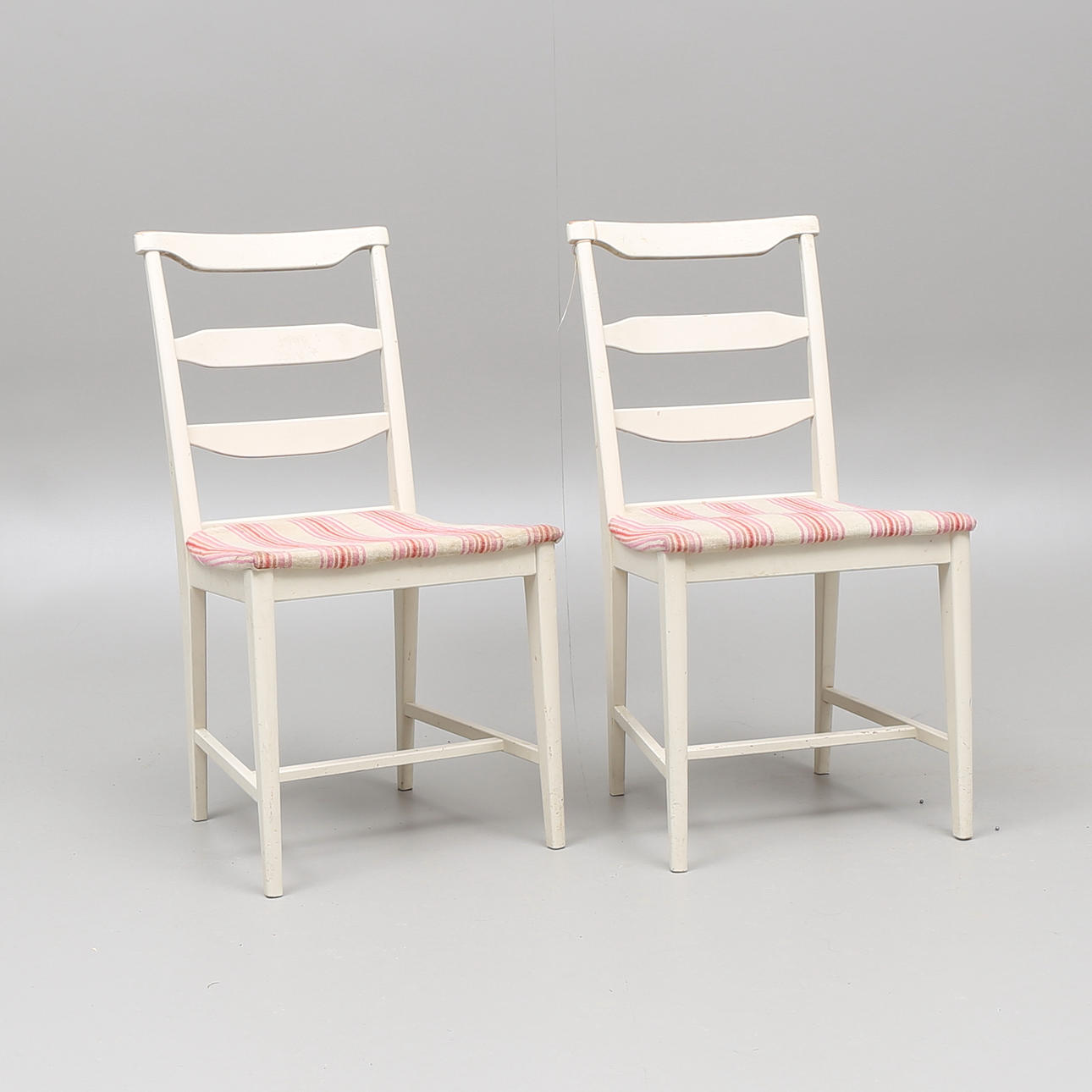 STOLAR, ett par, "Vapensmeden", Carl Malmsten Vaggeryds Möbelfabrik AB.