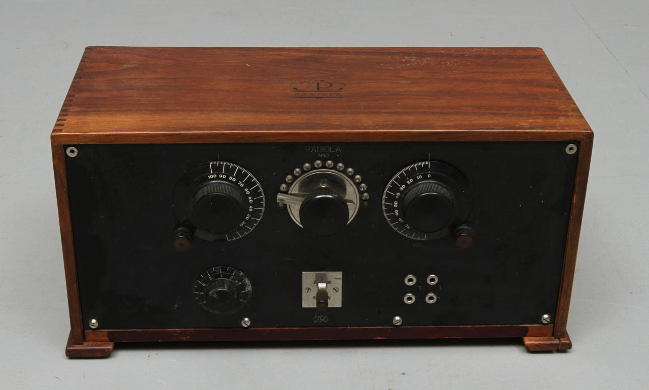 RADIO, Radiola, 1900-talets första hälft.