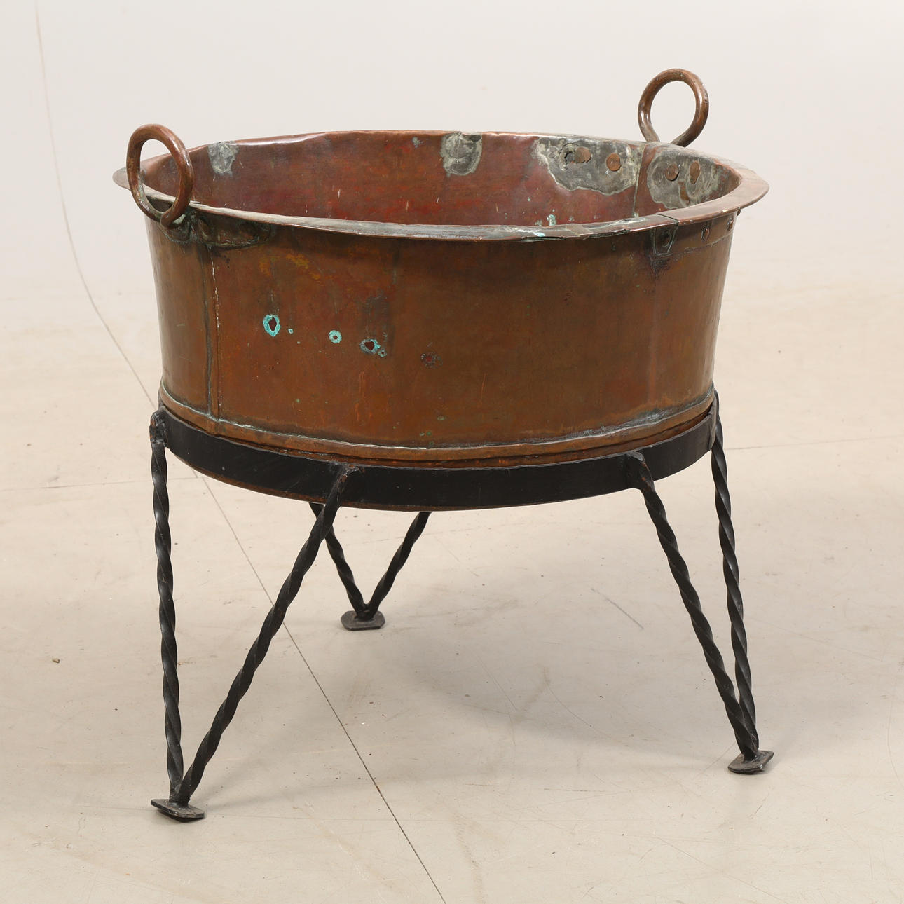 BALJA ON STAND, cobre/forjado.