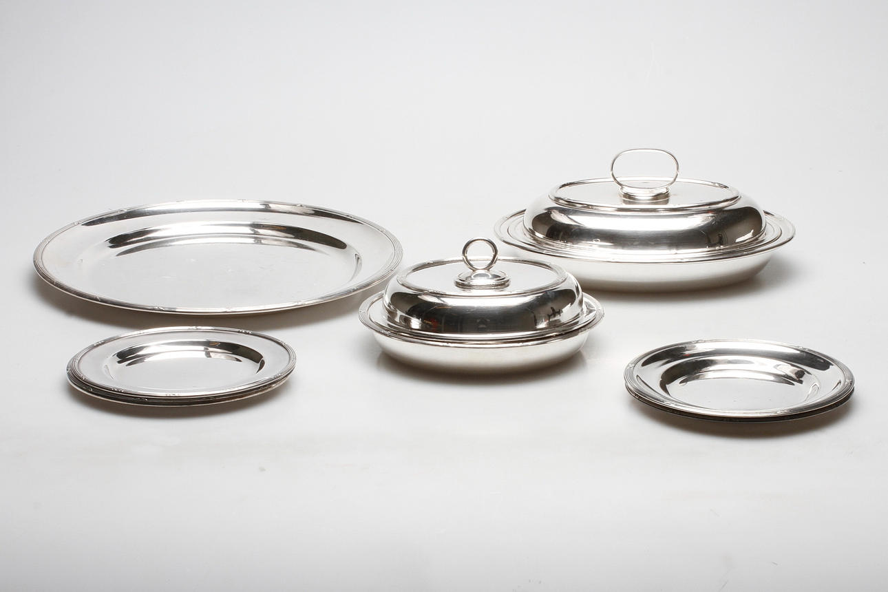 SERVERINGSFÖREMÅL, 9 delar. Nysilver, 1900-tasl.