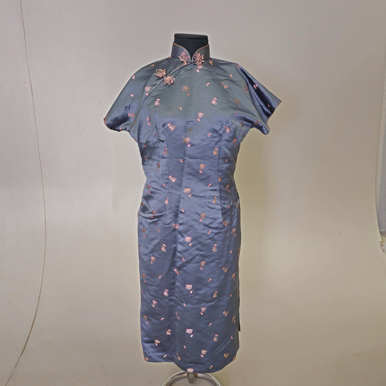 BRODERAD NATURLIG SILKE KIMONO.