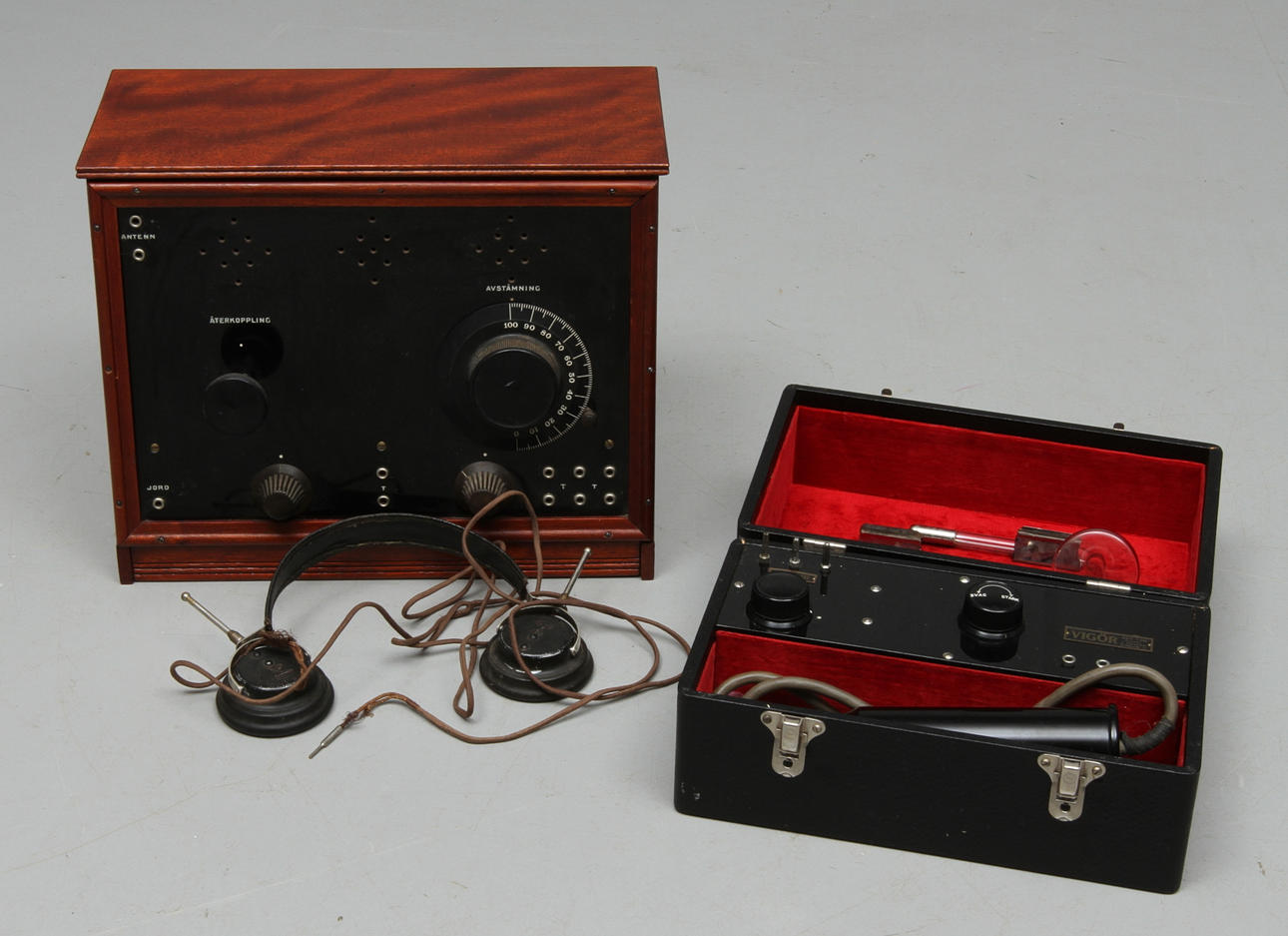 RADIO med hörlurar och LÄKARINSTRUMENT, 1900-talets första hälft.