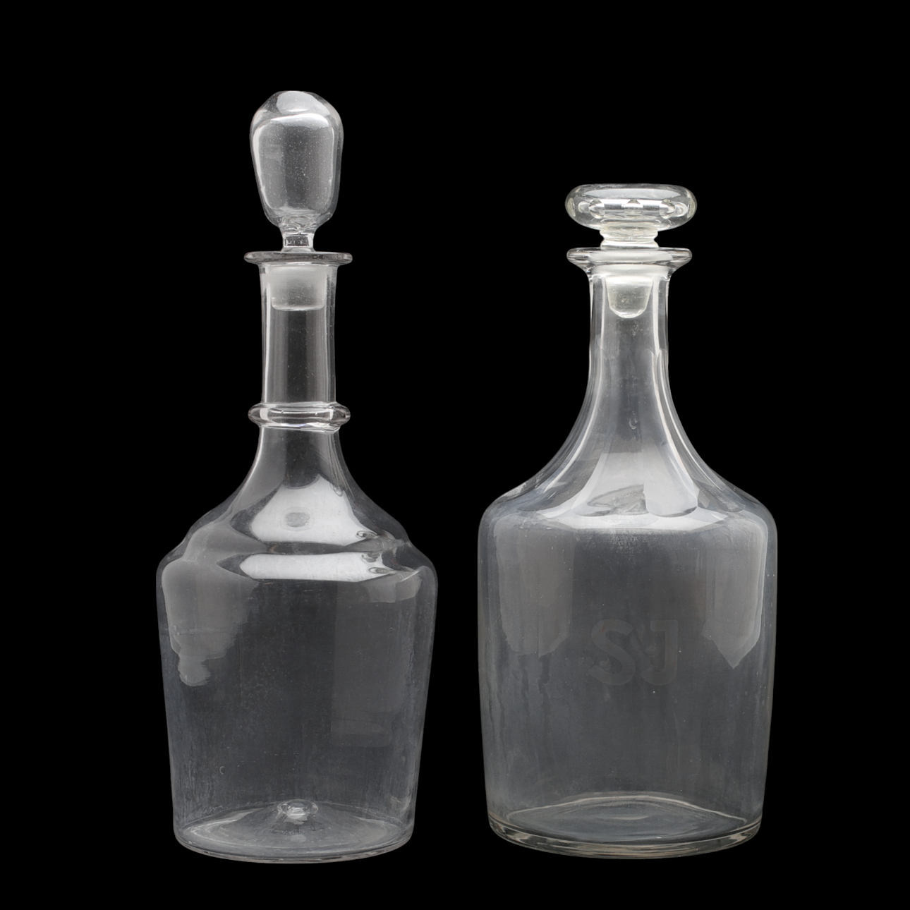 Zwei Karaffen mit Stopfen, SJ, 20. Jahrhundert.
