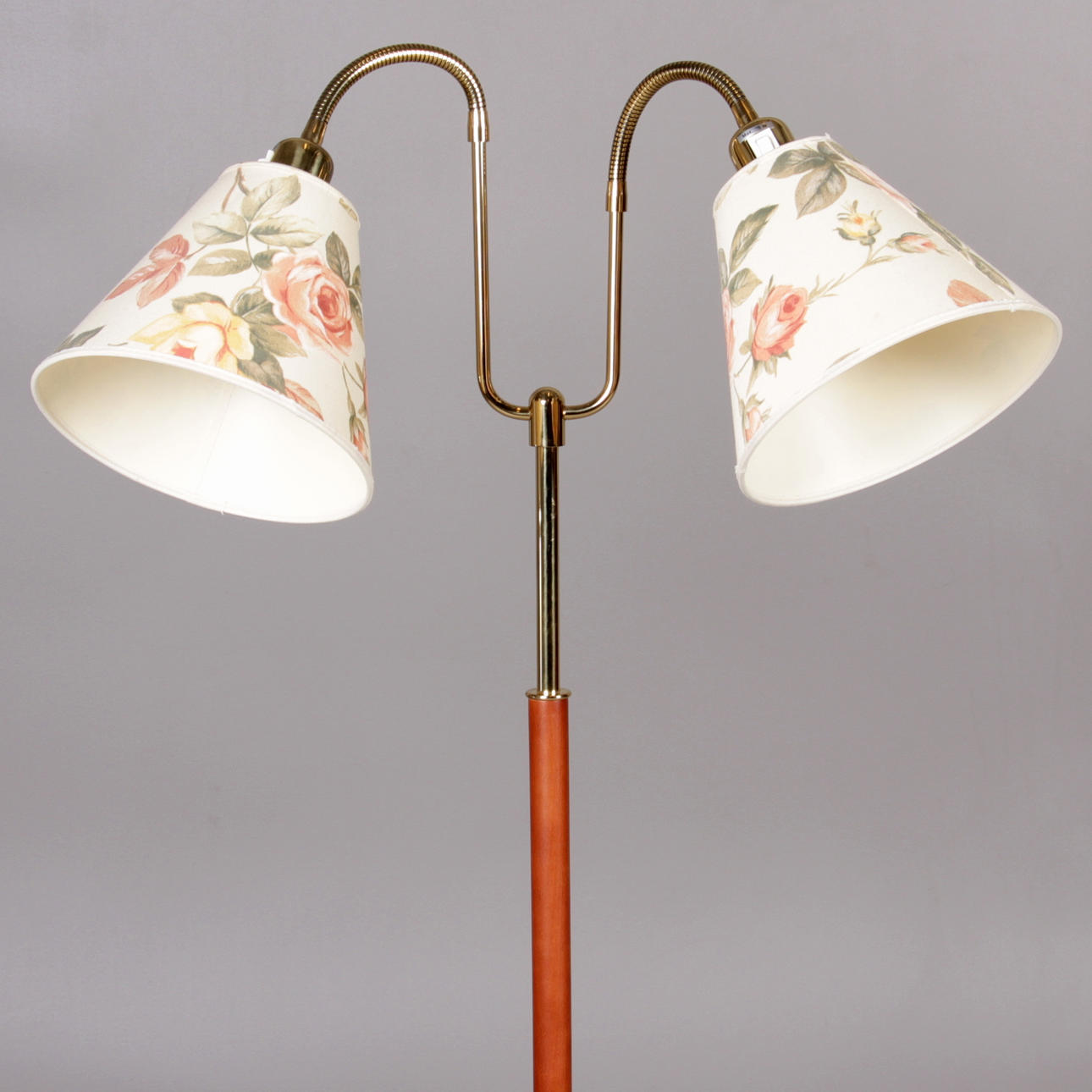 GOLVLAMPA, mässing och trä, Armaturhantverk, Göteborg, omkring 1900-talets mitt.